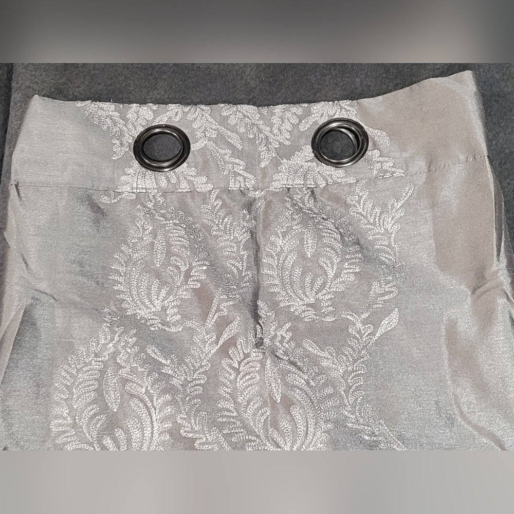 Silver/Gray Window Drape - Picture 1 of 2